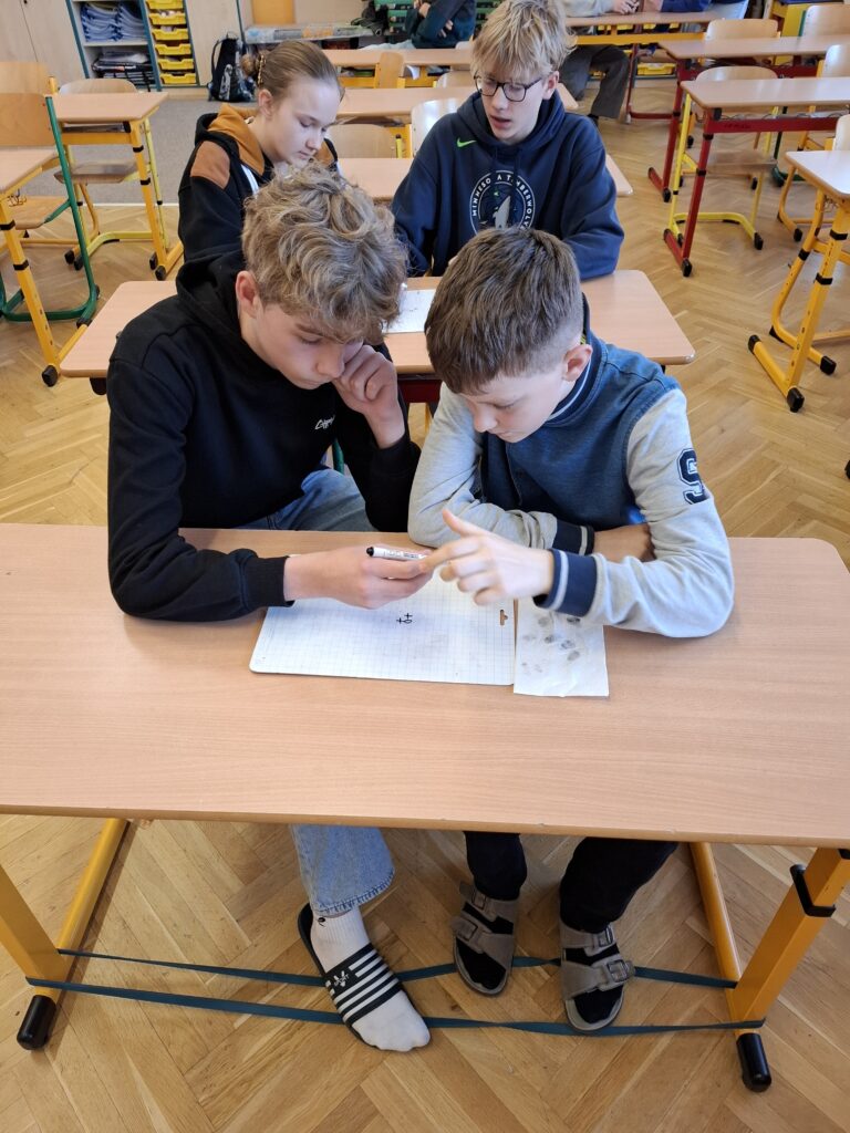 děti hrají piškvorky